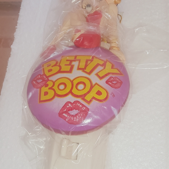 Betty Boop Figurine with Red Dress - Picture 3 of 3